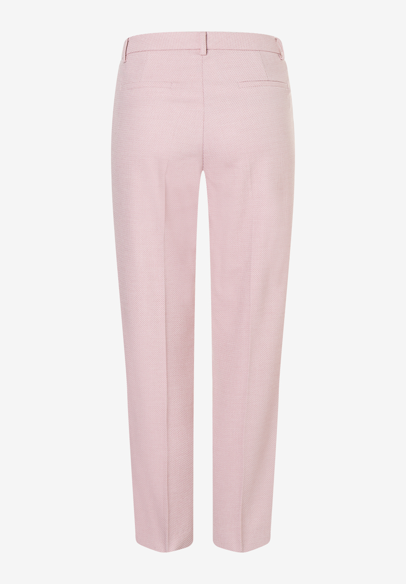 Nahaufnahme einer MORE & MORE Stretch-Piqué-Hose in Rosa, hinten fotografiert. Nahaufnahme einer MORE & MORE Stretch-Piqué-Hose in Rosa, hinten fotografiert.