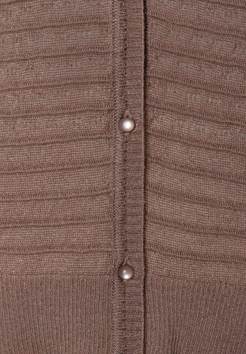 Nahaufnahme eines braunen MORE & MORE Oberteils mit Lochstrick und zwei Knöpfen.