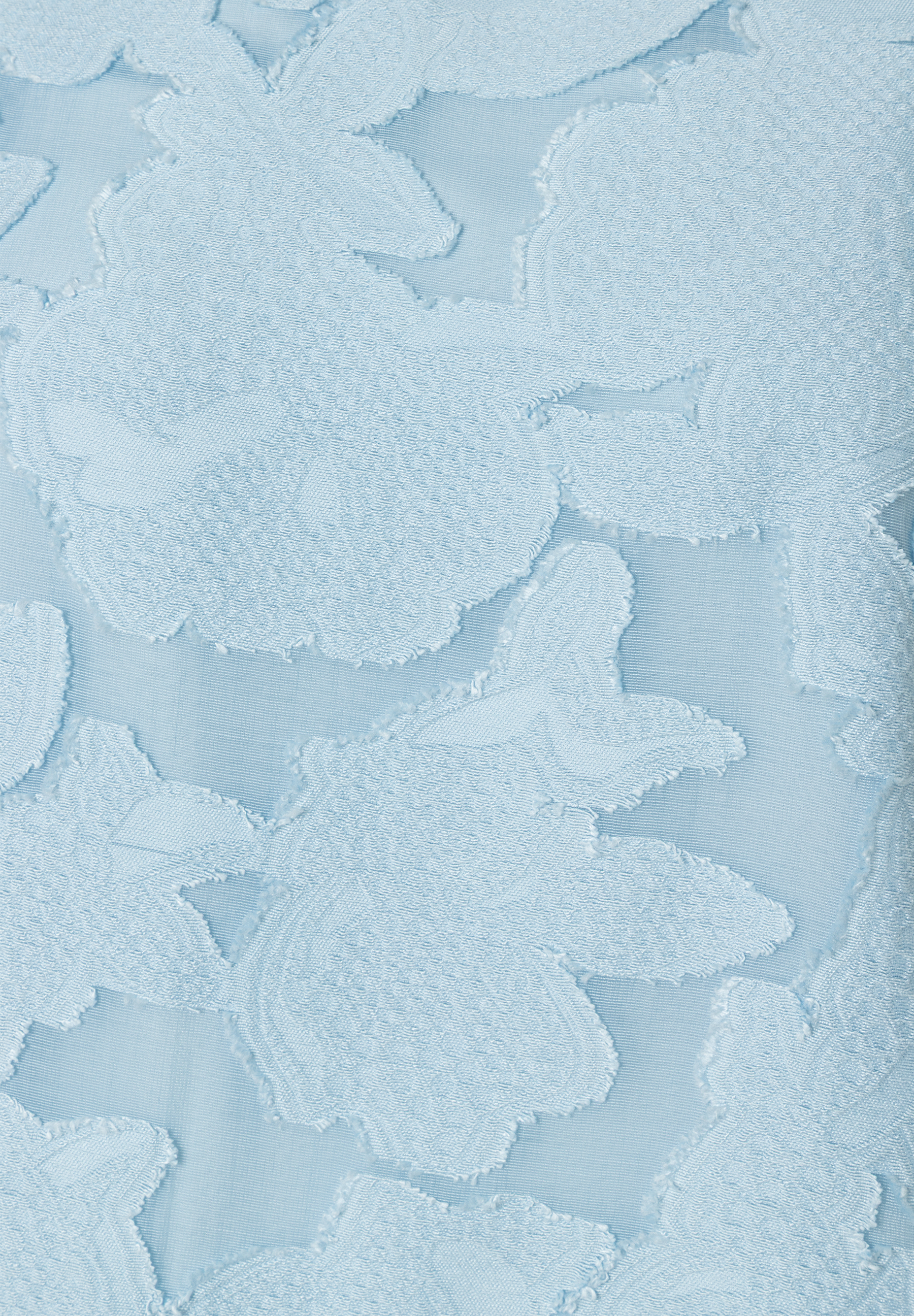 Detailaufnahme einer hellblauen MORE & MORE Bluse mit leicht transparentem Blumenmuster und angenehmen Tragekomfort.