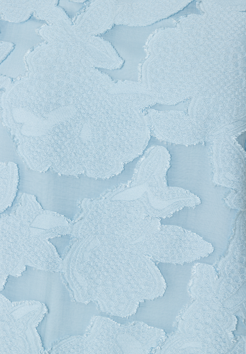 Detailaufnahme einer hellblauen MORE & MORE Bluse mit leicht transparentem Blumenmuster und angenehmen Tragekomfort.