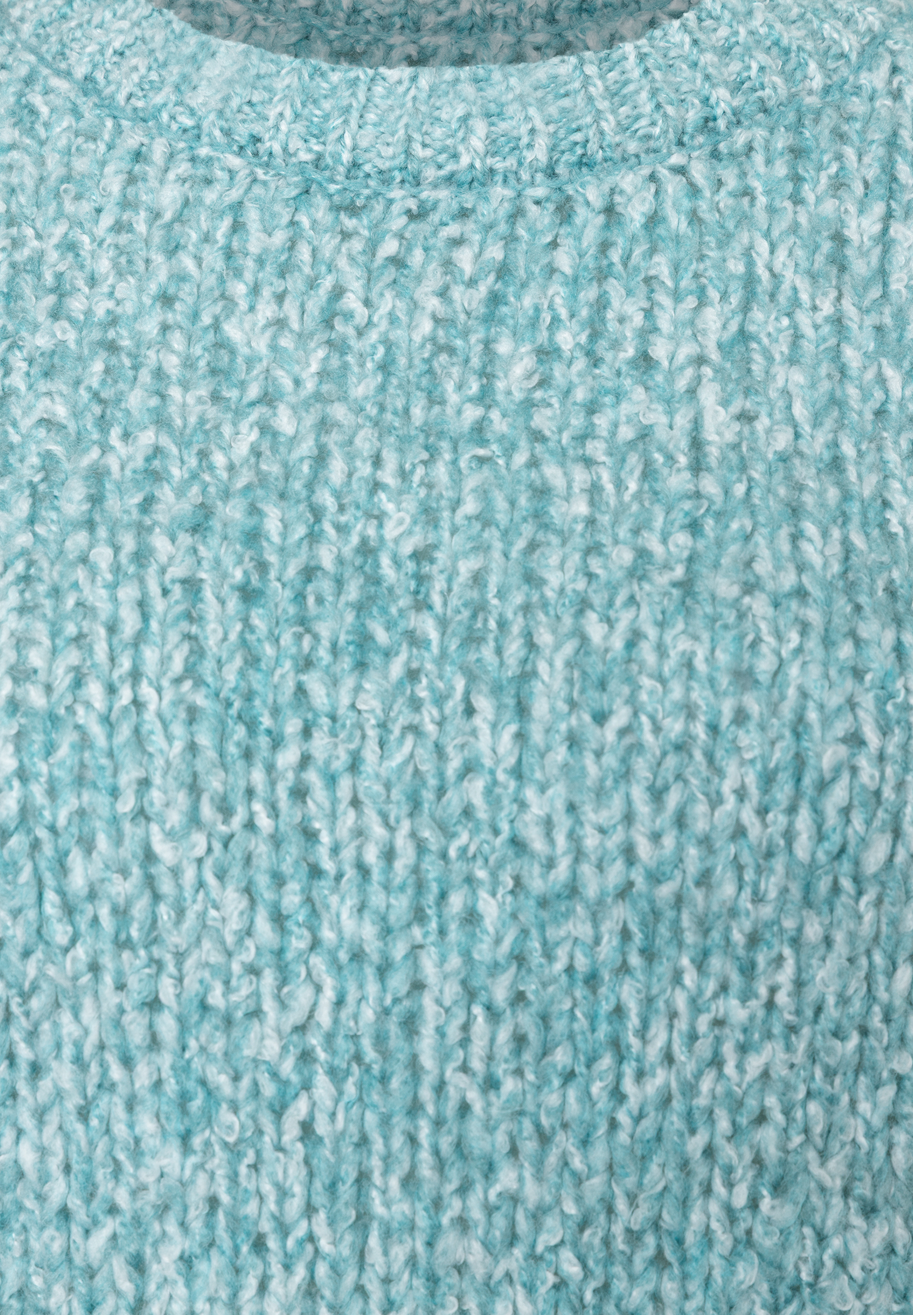 Nahaufnahme des MORE & MORE Grobstrick-Pullovers in Hellblau mit Bouclé-Materialkonstruktion. Nahaufnahme des MORE & MORE Grobstrick-Pullovers in Hellblau mit Bouclé-Materialkonstruktion.