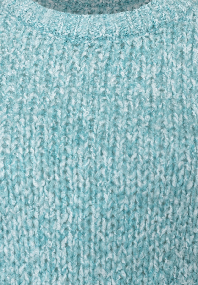 Nahaufnahme des MORE & MORE Grobstrick-Pullovers in Hellblau mit Bouclé-Materialkonstruktion. Nahaufnahme des MORE & MORE Grobstrick-Pullovers in Hellblau mit Bouclé-Materialkonstruktion.