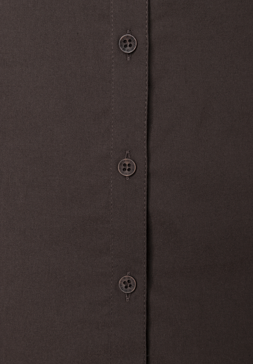 MORE & MORE Bluse: Nahaufnahme einer dunkelbraunen Bluse mit drei Knöpfen, die „MORE & MORE“ eingeprägt haben.