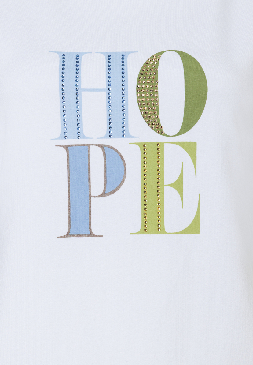 Auf einem MORE & MORE Oberteil steht das Wort „HOPE“ in Pastellfarben und mit Schmucksteinen verziert. Auf einem MORE & MORE Oberteil steht das Wort „HOPE“ in Pastellfarben und mit Schmucksteinen verziert.