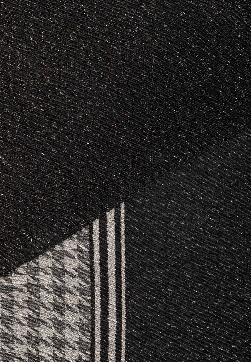 Detailaufnahme eines schwarzen MORE & MORE Accessoires mit Hahnentrittmuster und Streifen. Detailaufnahme eines schwarzen MORE & MORE Accessoires mit Hahnentrittmuster und Streifen.