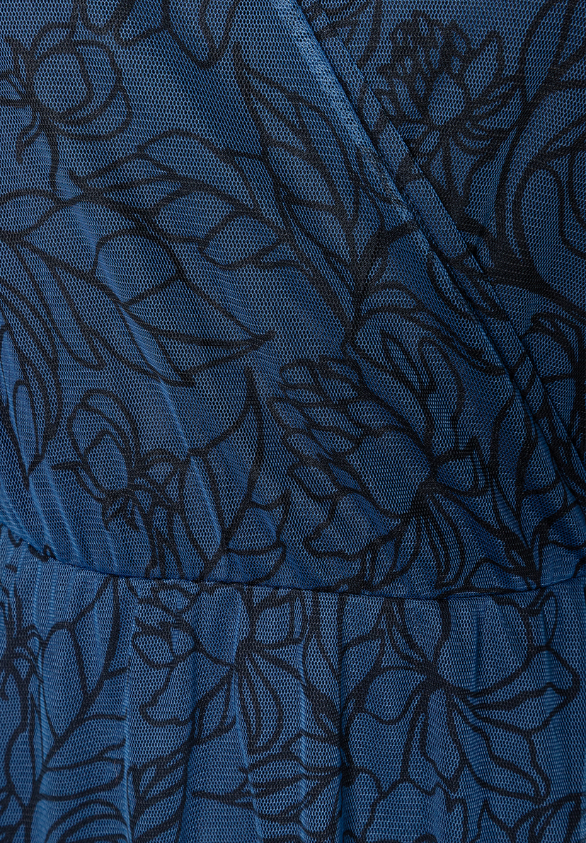 Nahaufnahme eines MORE & MORE Oberteils aus blauem Mesh mit floralem Muster. Nahaufnahme eines MORE & MORE Oberteils aus blauem Mesh mit floralem Muster.