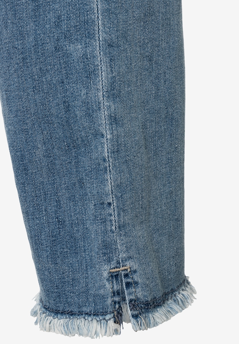 Detailaufnahme der MORE & MORE Jeans mit ausgefranstem Saum. Detailaufnahme der MORE & MORE Jeans mit ausgefranstem Saum.