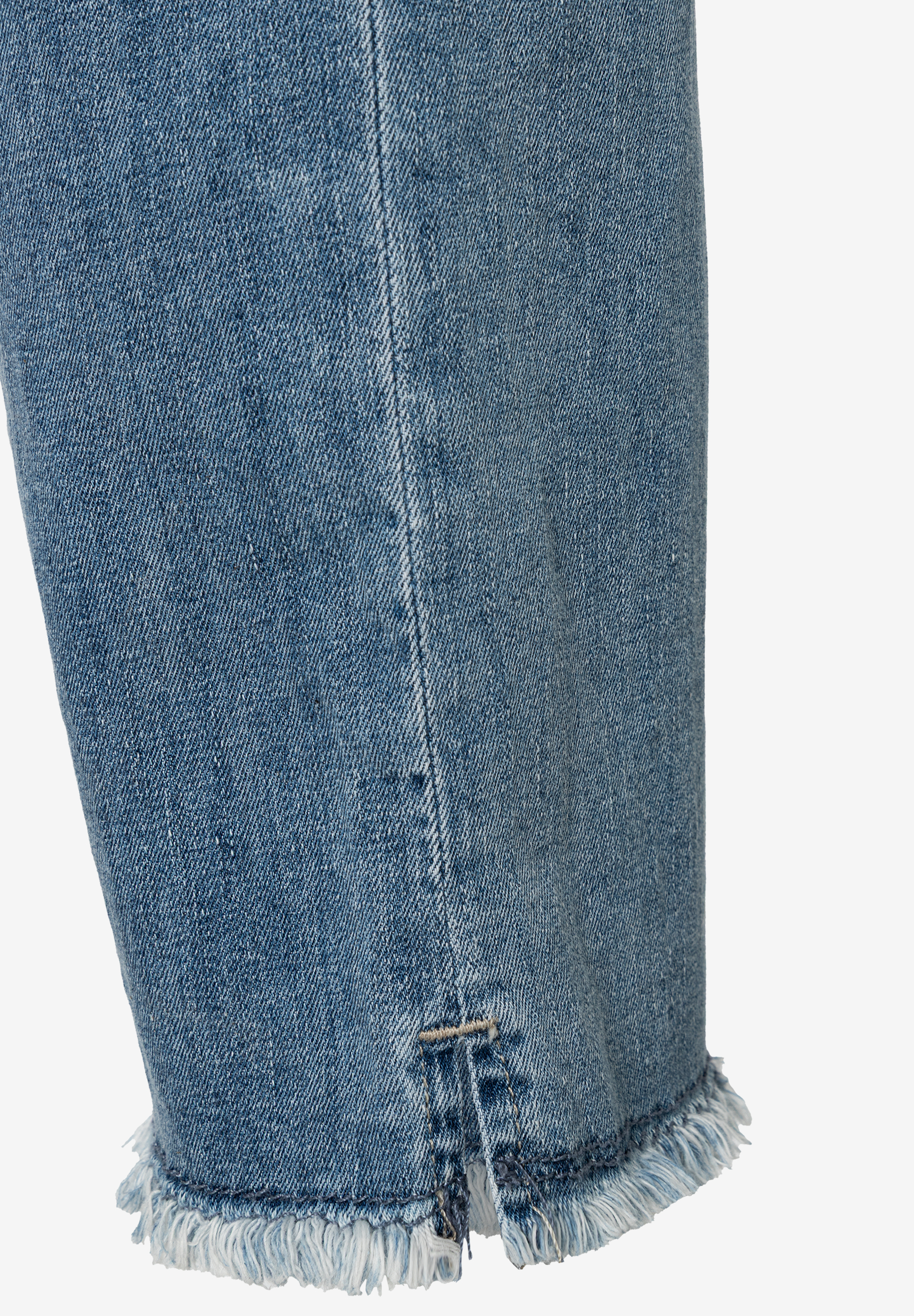 Detailaufnahme der MORE & MORE Jeans mit ausgefranstem Saum. Detailaufnahme der MORE & MORE Jeans mit ausgefranstem Saum.