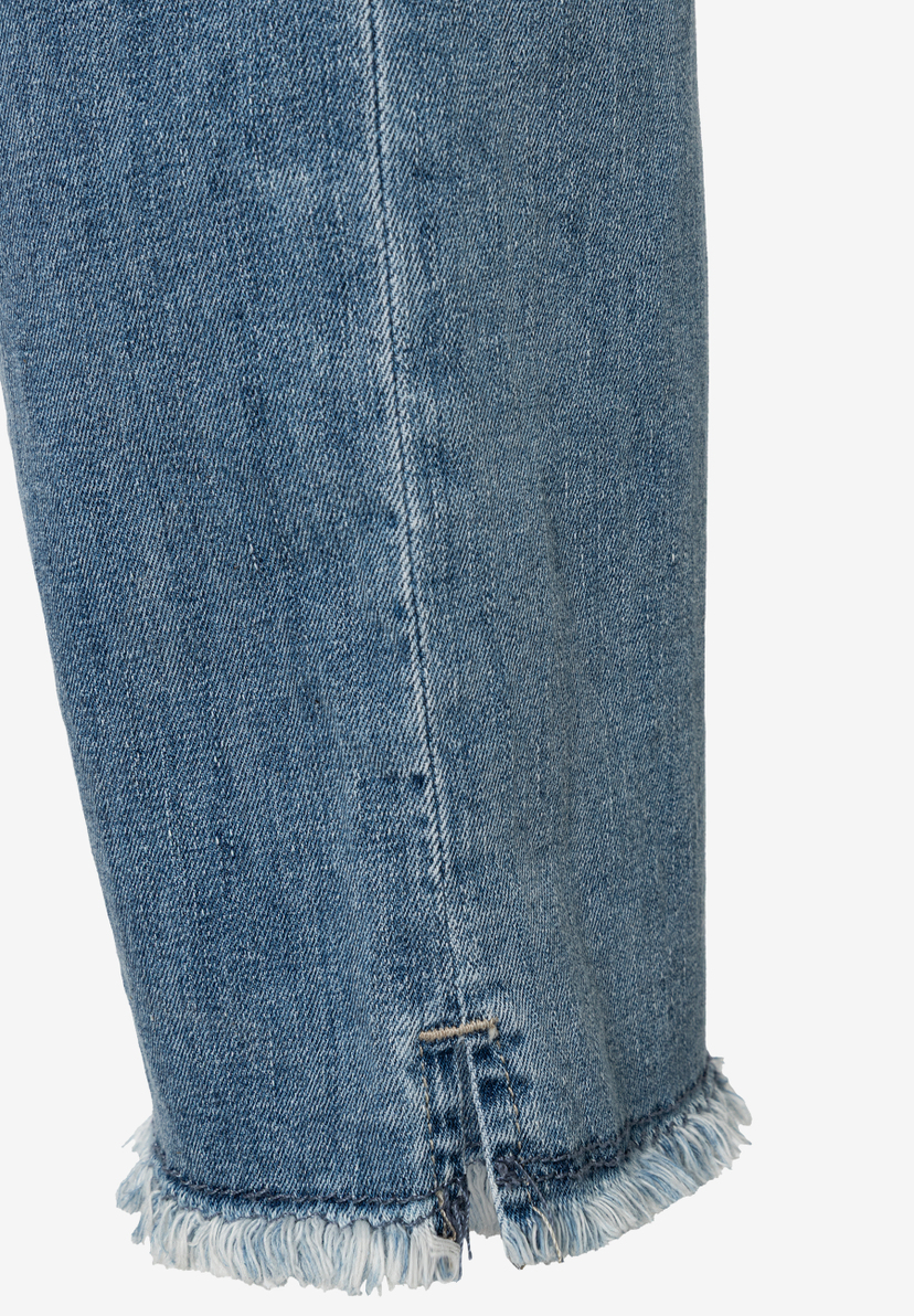 Detailaufnahme der MORE & MORE Jeans mit ausgefranstem Saum. Detailaufnahme der MORE & MORE Jeans mit ausgefranstem Saum.