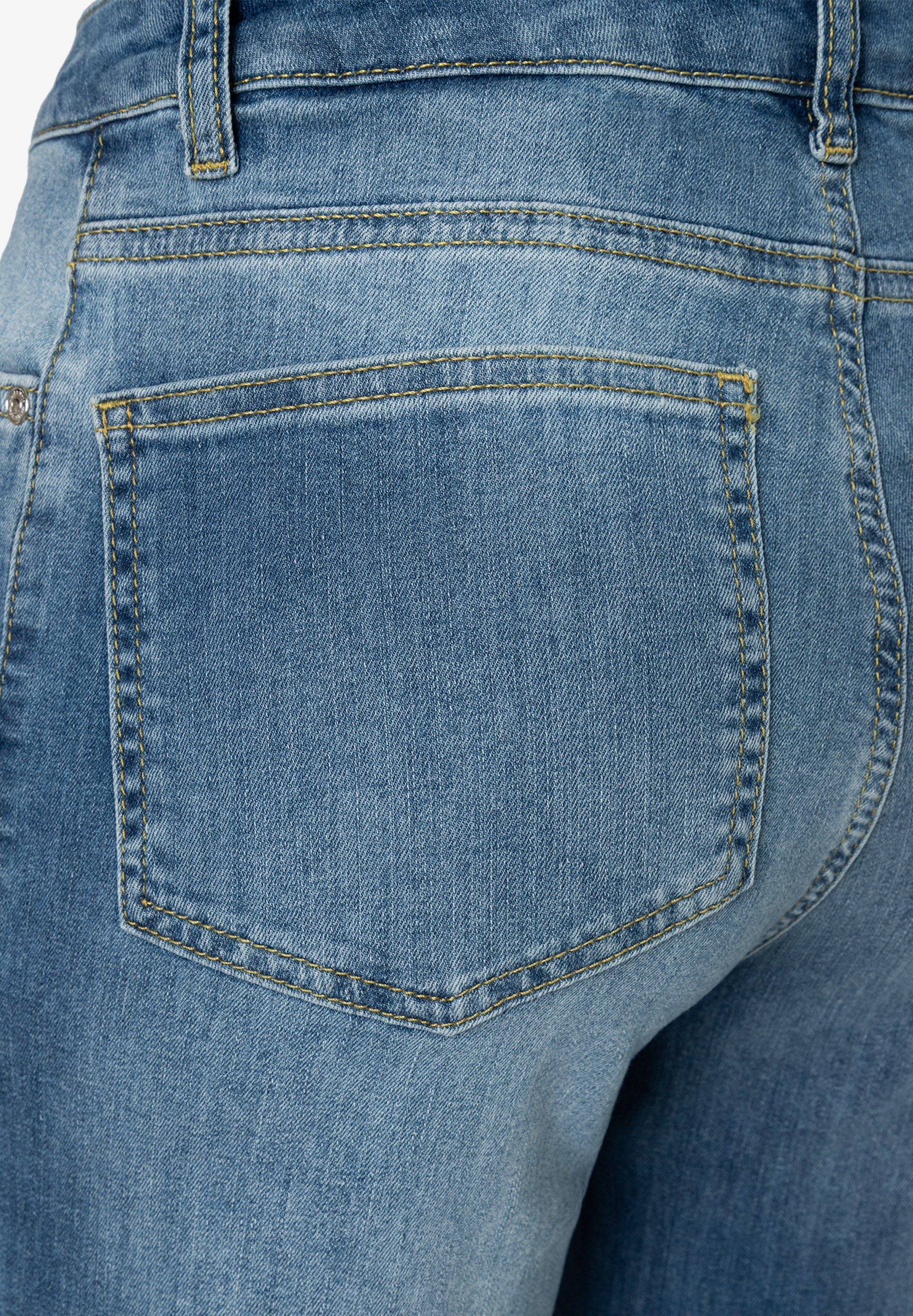 MORE & MORE Damen Jeans, Rückansicht mit Gesäßtasche, helle Waschung und gelbe Nähte.