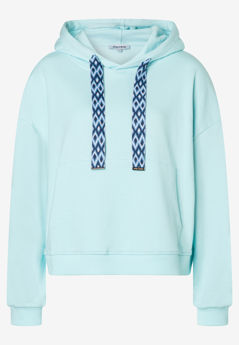 Ein hellblaues Sweatshirt mit Kapuze von MORE & MORE. Die Kordel ist mit einem blauen Muster versehen. Ein hellblaues Sweatshirt mit Kapuze von MORE & MORE. Die Kordel ist mit einem blauen Muster versehen.