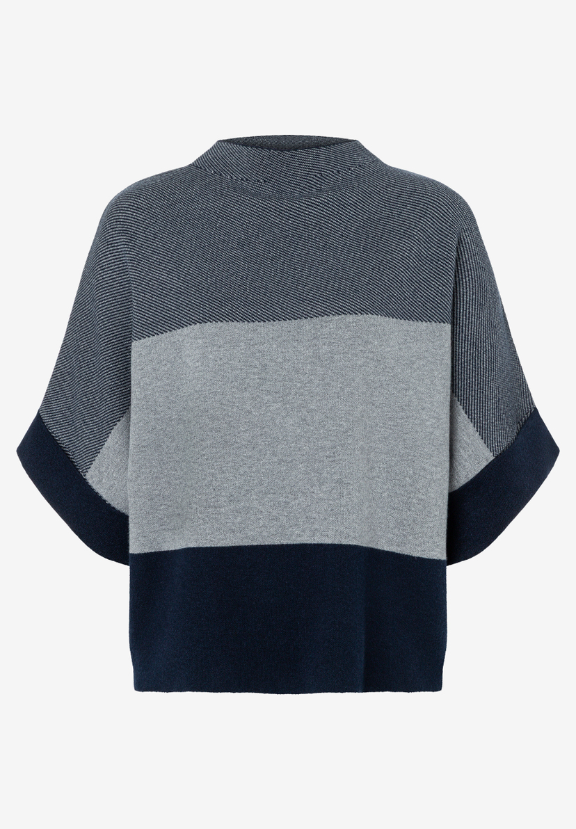 MORE & MORE Oberteil: Zweifarbiger Grobstrick-Pullover mit Dreiviertelärmeln und Rollkragen, dunkelblau und hellgrau geblockt.