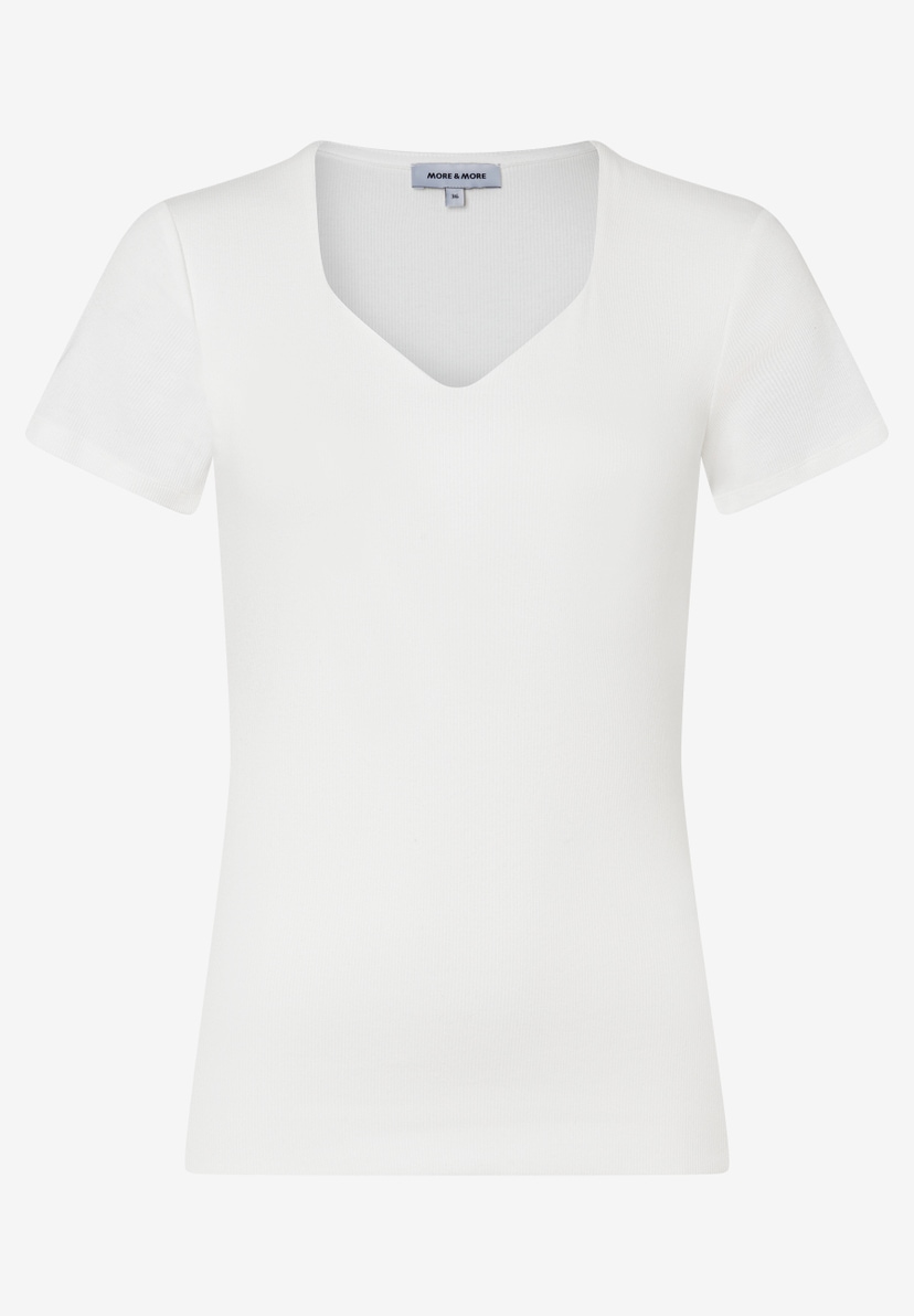 Ein geripptes, weißes T-Shirt von MORE & MORE mit V-Ausschnitt und kurzen Ärmeln liegt flach auf einem hellen Hintergrund. Ein geripptes, weißes T-Shirt von MORE & MORE mit V-Ausschnitt und kurzen Ärmeln liegt flach auf einem hellen Hintergrund.