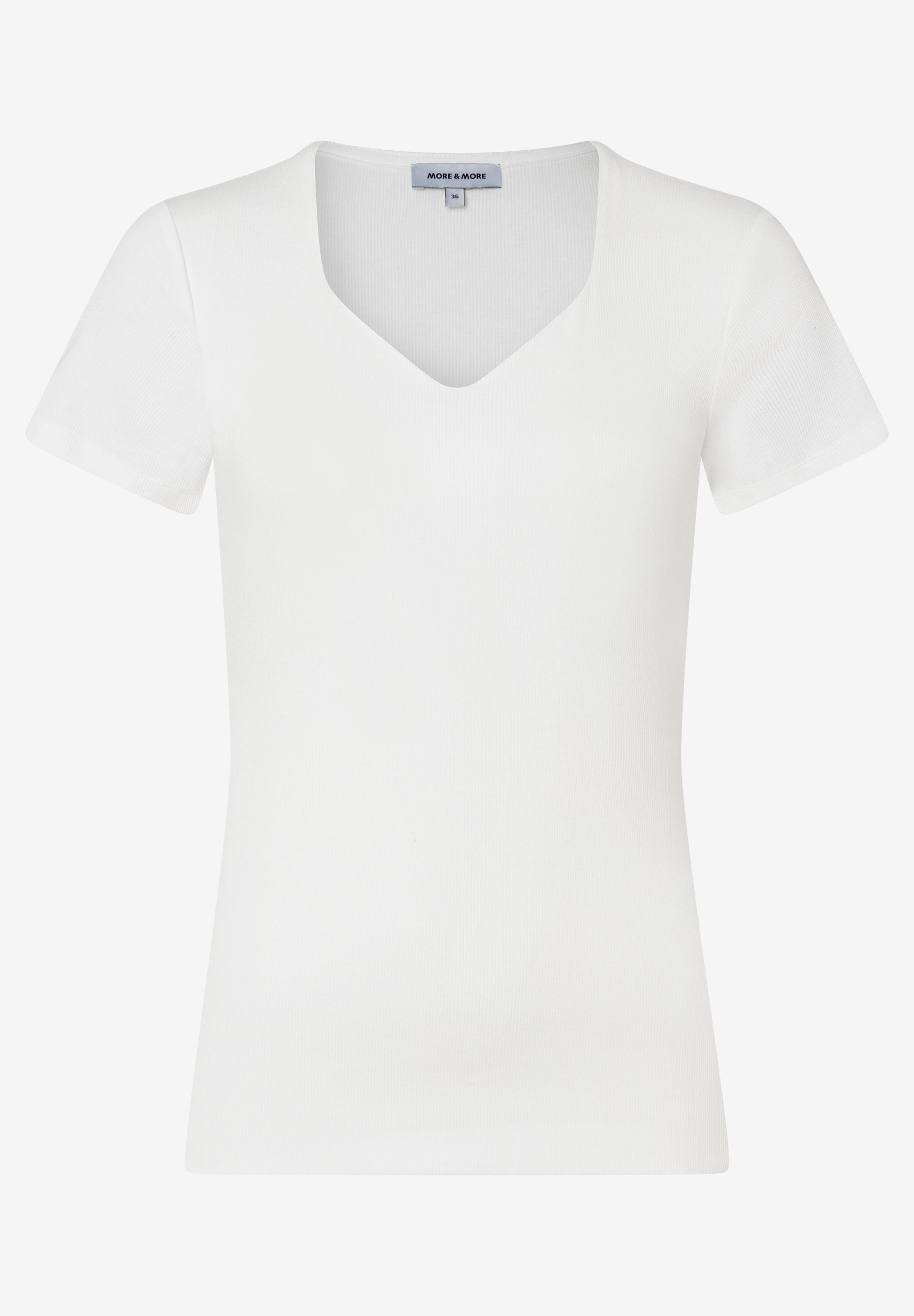 Ein geripptes, weißes T-Shirt von MORE & MORE mit V-Ausschnitt und kurzen Ärmeln liegt flach auf einem hellen Hintergrund. Ein geripptes, weißes T-Shirt von MORE & MORE mit V-Ausschnitt und kurzen Ärmeln liegt flach auf einem hellen Hintergrund.