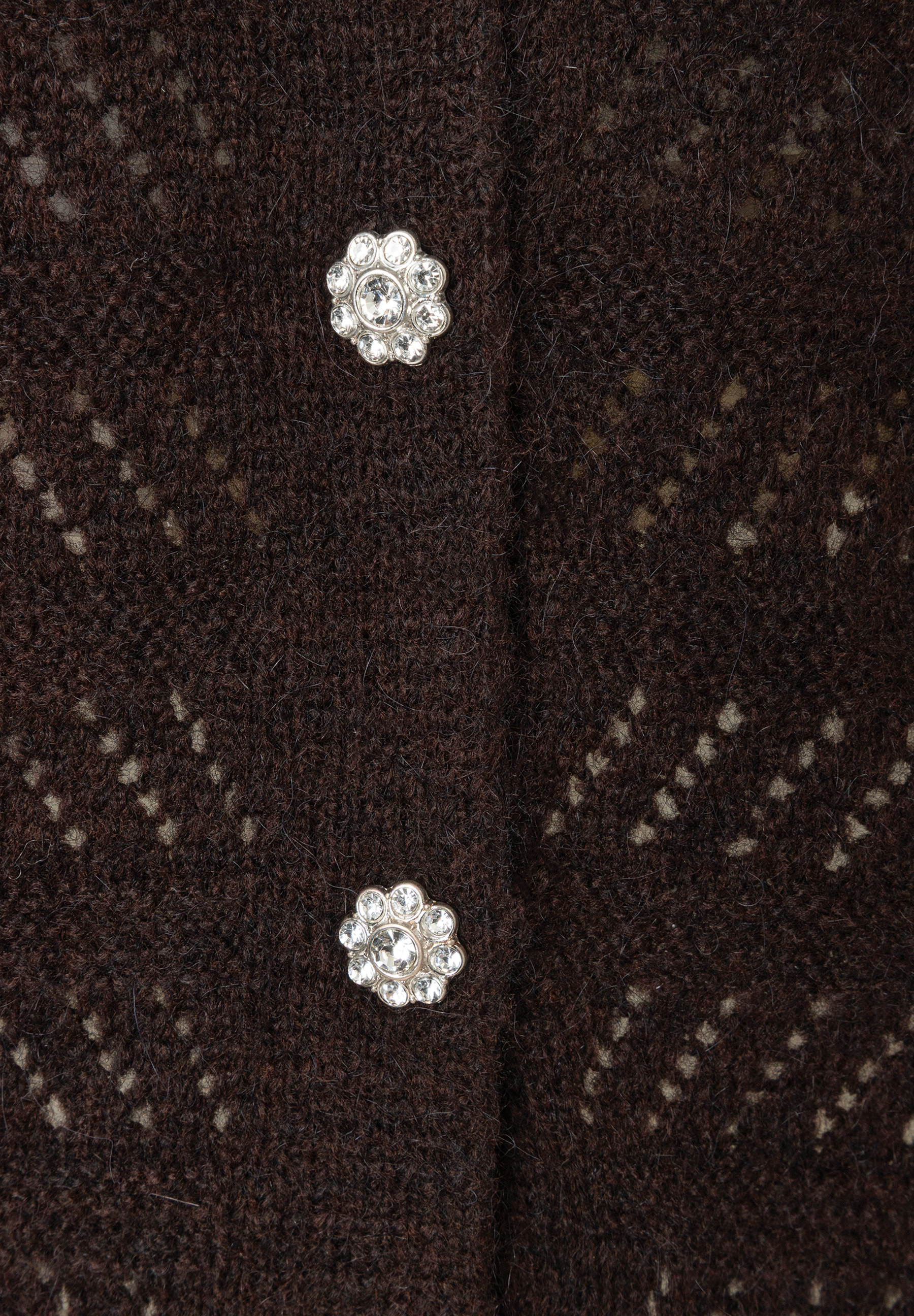 MORE & MORE Pullover: Detail eines dunkelbraunen Strickpullovers mit funkelnden, blumenförmigen Knöpfen und Punktmuster.