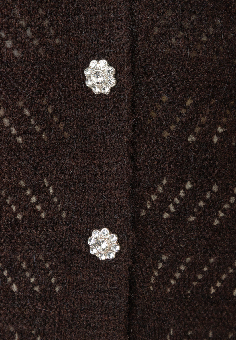 MORE & MORE Pullover: Detail eines dunkelbraunen Strickpullovers mit funkelnden, blumenförmigen Knöpfen und Punktmuster. MORE & MORE Pullover: Detail eines dunkelbraunen Strickpullovers mit funkelnden, blumenförmigen Knöpfen und Punktmuster.