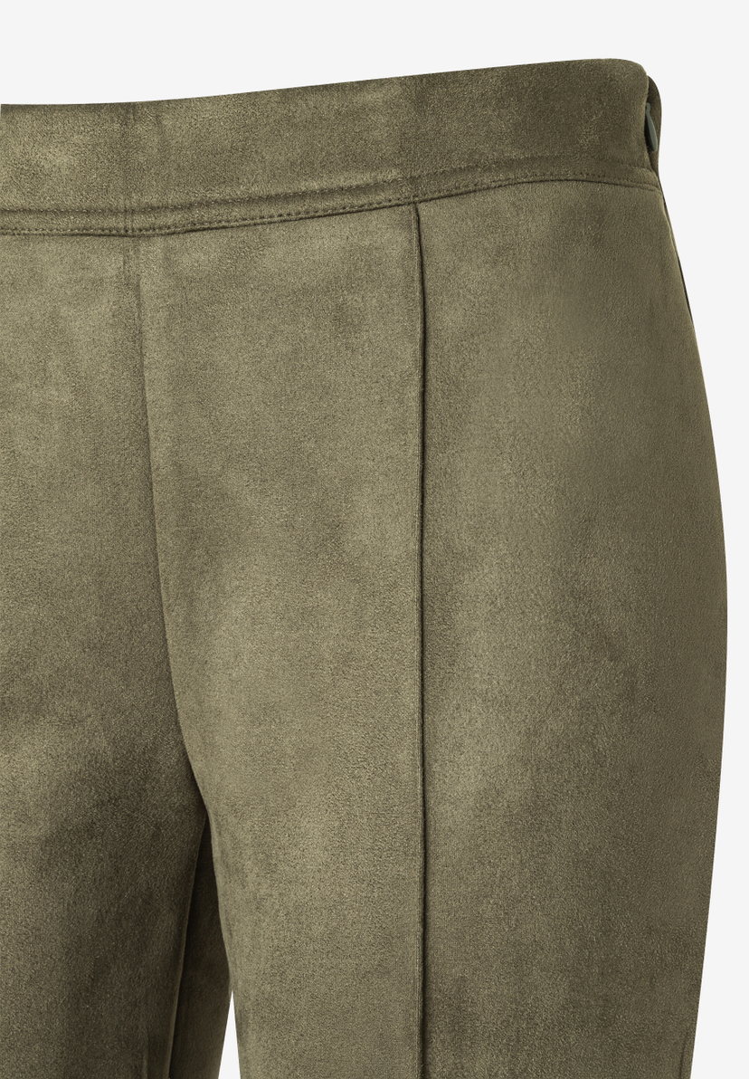 Nahaufnahme einer MORE & MORE Hose aus Kunstleder mit angenehmem, weichem Griff. Nahaufnahme einer MORE & MORE Hose aus Kunstleder mit angenehmem, weichem Griff.