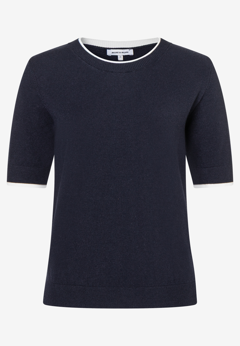 Ein marineblauer Feinstrick-Pullover von MORE & MORE mit kurzen Ärmeln und weißem Saum am Halsausschnitt und Ärmeln. Ein marineblauer Feinstrick-Pullover von MORE & MORE mit kurzen Ärmeln und weißem Saum am Halsausschnitt und Ärmeln.
