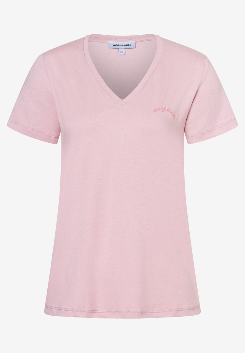 MORE & MORE T-Shirt aus elastischem Jersey. Das rosa Oberteil hat einen V-Ausschnitt und den Schriftzug "lots of love". MORE & MORE T-Shirt aus elastischem Jersey. Das rosa Oberteil hat einen V-Ausschnitt und den Schriftzug "lots of love".
