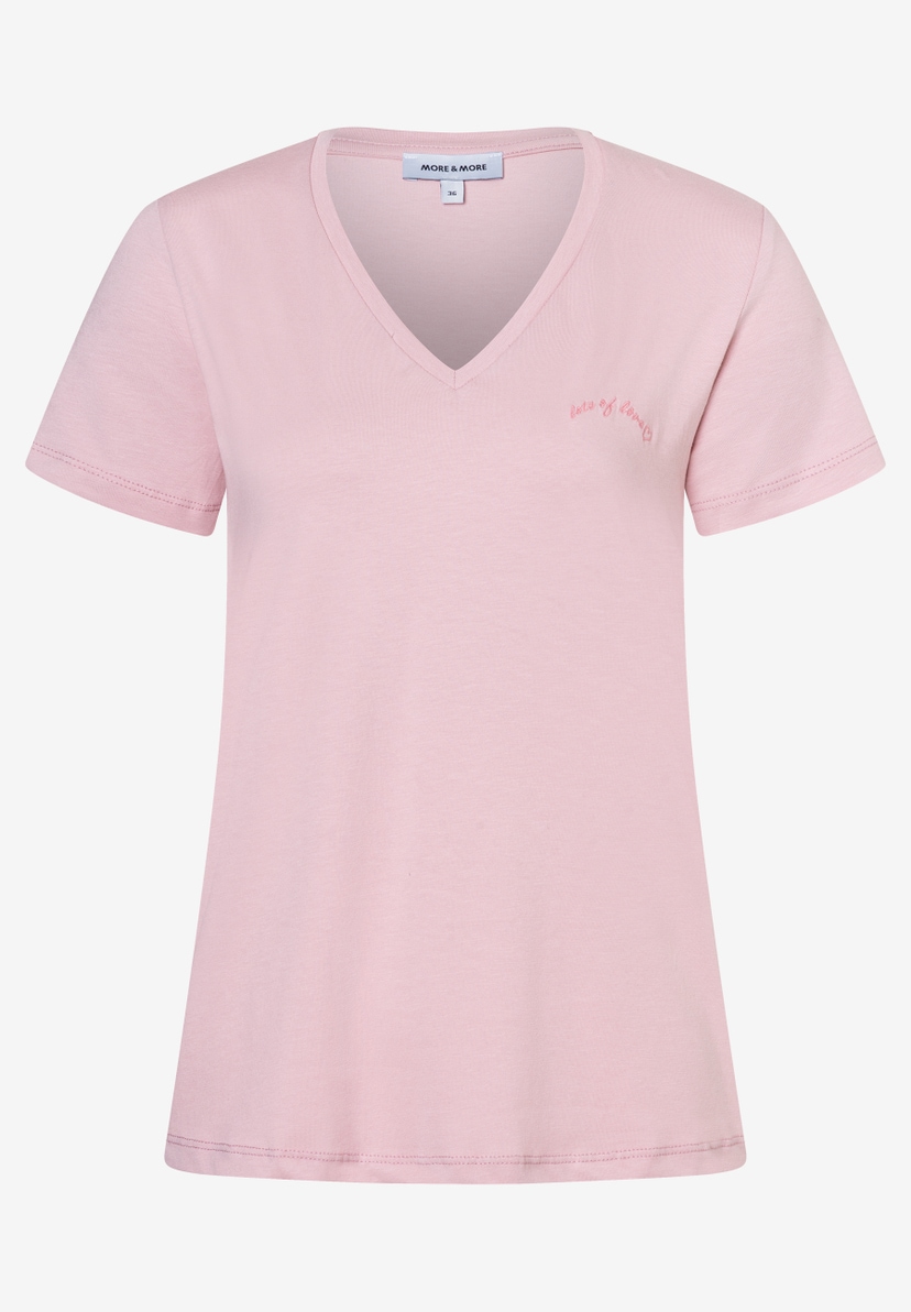 MORE & MORE T-Shirt aus elastischem Jersey. Das rosa Oberteil hat einen V-Ausschnitt und den Schriftzug "lots of love". MORE & MORE T-Shirt aus elastischem Jersey. Das rosa Oberteil hat einen V-Ausschnitt und den Schriftzug "lots of love".