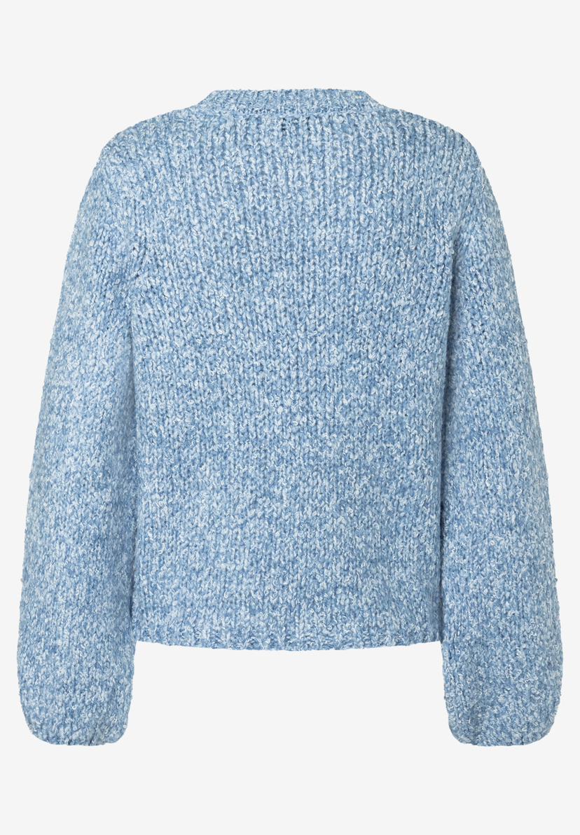 MORE & MORE Pullover aus hellblauem Bouclé-Strick mit voluminösen Ärmeln und gerippten Bündchen. Rückansicht. MORE & MORE Pullover aus hellblauem Bouclé-Strick mit voluminösen Ärmeln und gerippten Bündchen. Rückansicht.