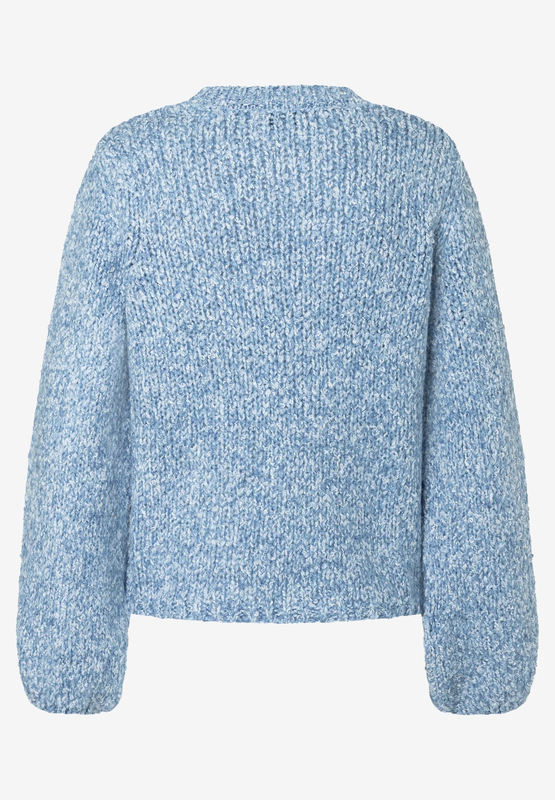 MORE & MORE Pullover aus hellblauem Bouclé-Strick mit voluminösen Ärmeln und gerippten Bündchen. Rückansicht. MORE & MORE Pullover aus hellblauem Bouclé-Strick mit voluminösen Ärmeln und gerippten Bündchen. Rückansicht.