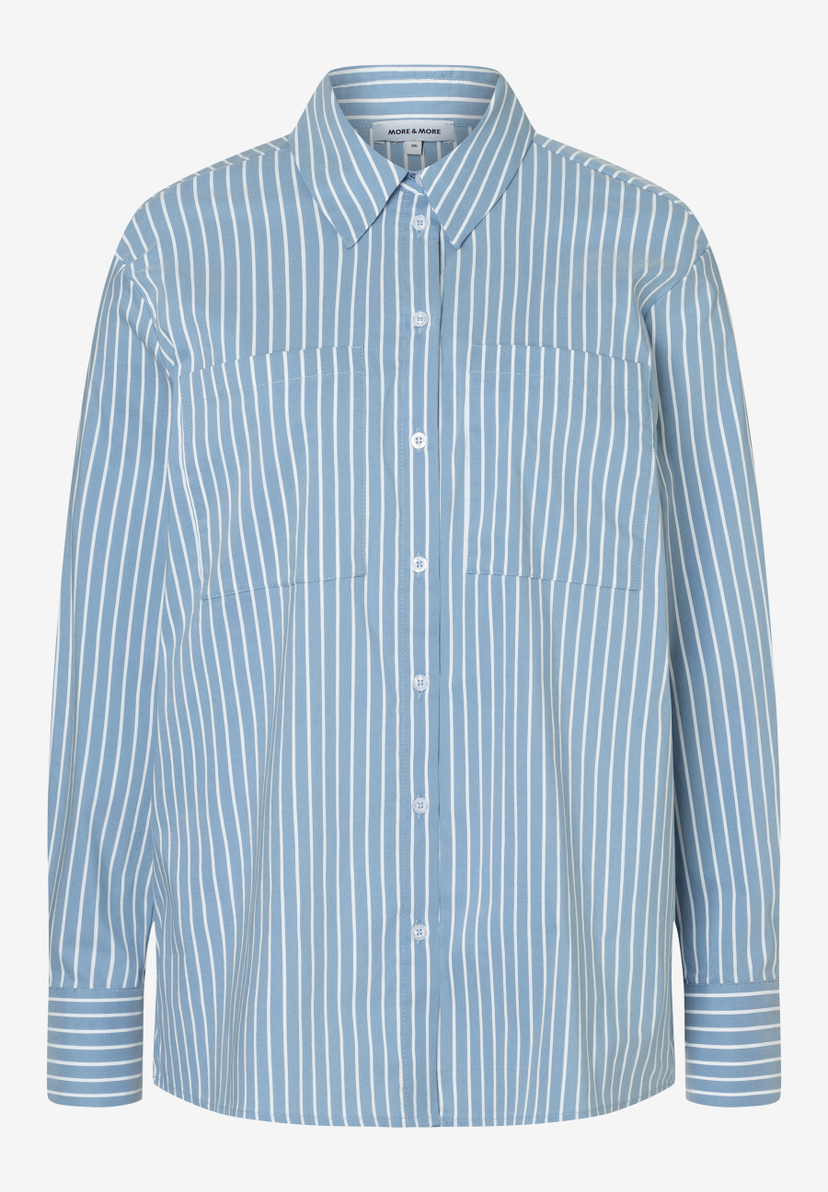 Eine hellblaue Bluse von MORE & MORE mit weißen Streifen und zwei Brusttaschen. Eine hellblaue Bluse von MORE & MORE mit weißen Streifen und zwei Brusttaschen.