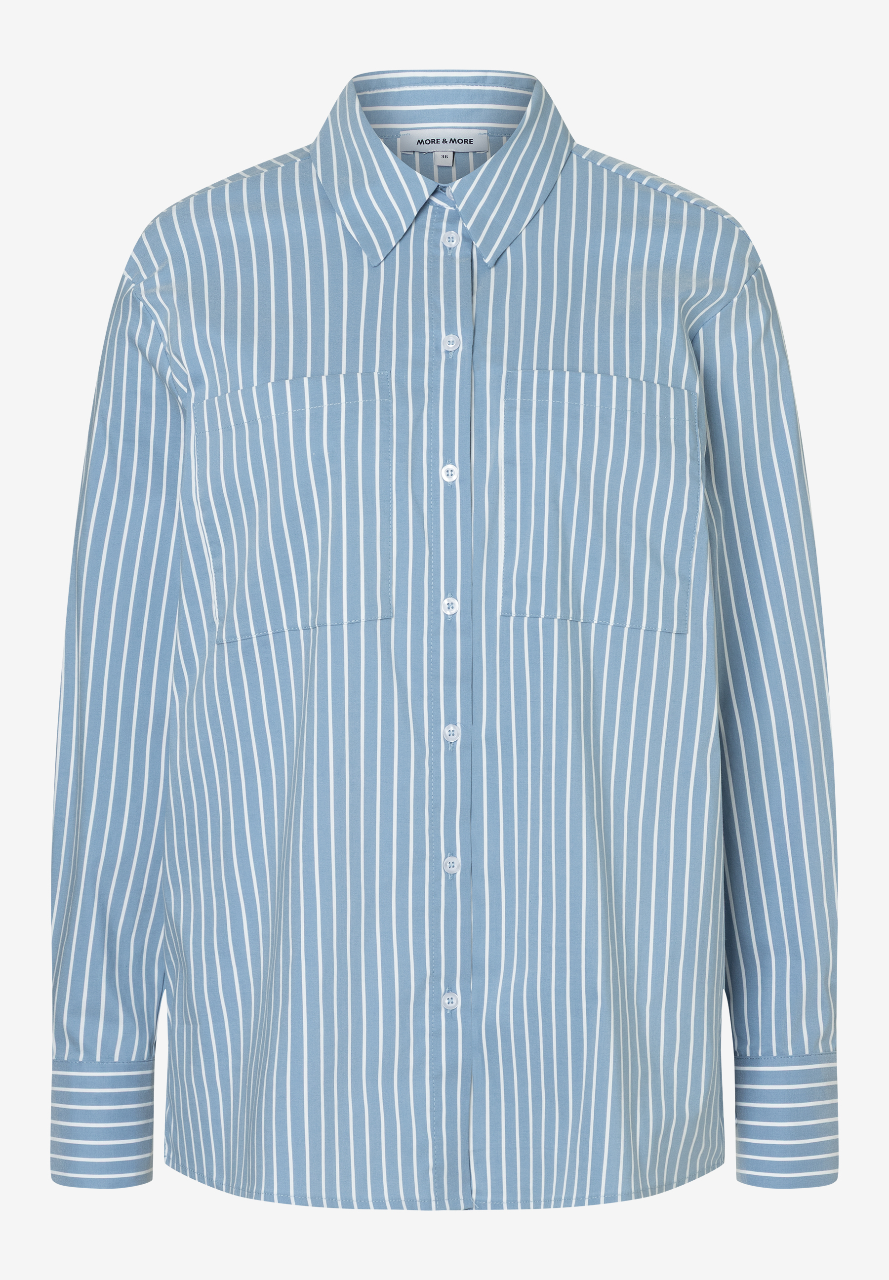 Eine hellblaue Bluse von MORE & MORE mit weißen Streifen und zwei Brusttaschen. Eine hellblaue Bluse von MORE & MORE mit weißen Streifen und zwei Brusttaschen.