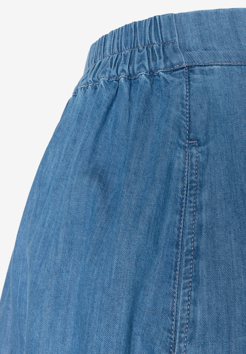 Nahaufnahme von MORE & MORE Rock aus Denim mit Gummibund. Angenehmer Tragekomfort. Nahaufnahme von MORE & MORE Rock aus Denim mit Gummibund. Angenehmer Tragekomfort.