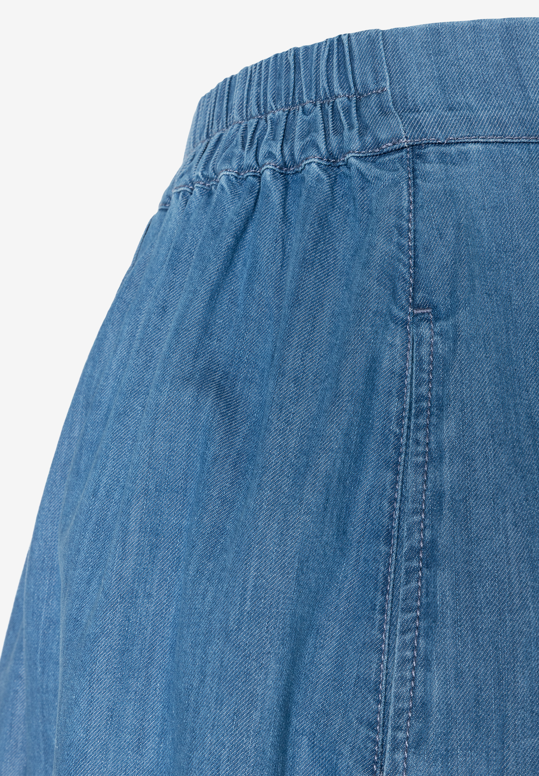 Nahaufnahme von MORE & MORE Rock aus Denim mit Gummibund. Angenehmer Tragekomfort. Nahaufnahme von MORE & MORE Rock aus Denim mit Gummibund. Angenehmer Tragekomfort.