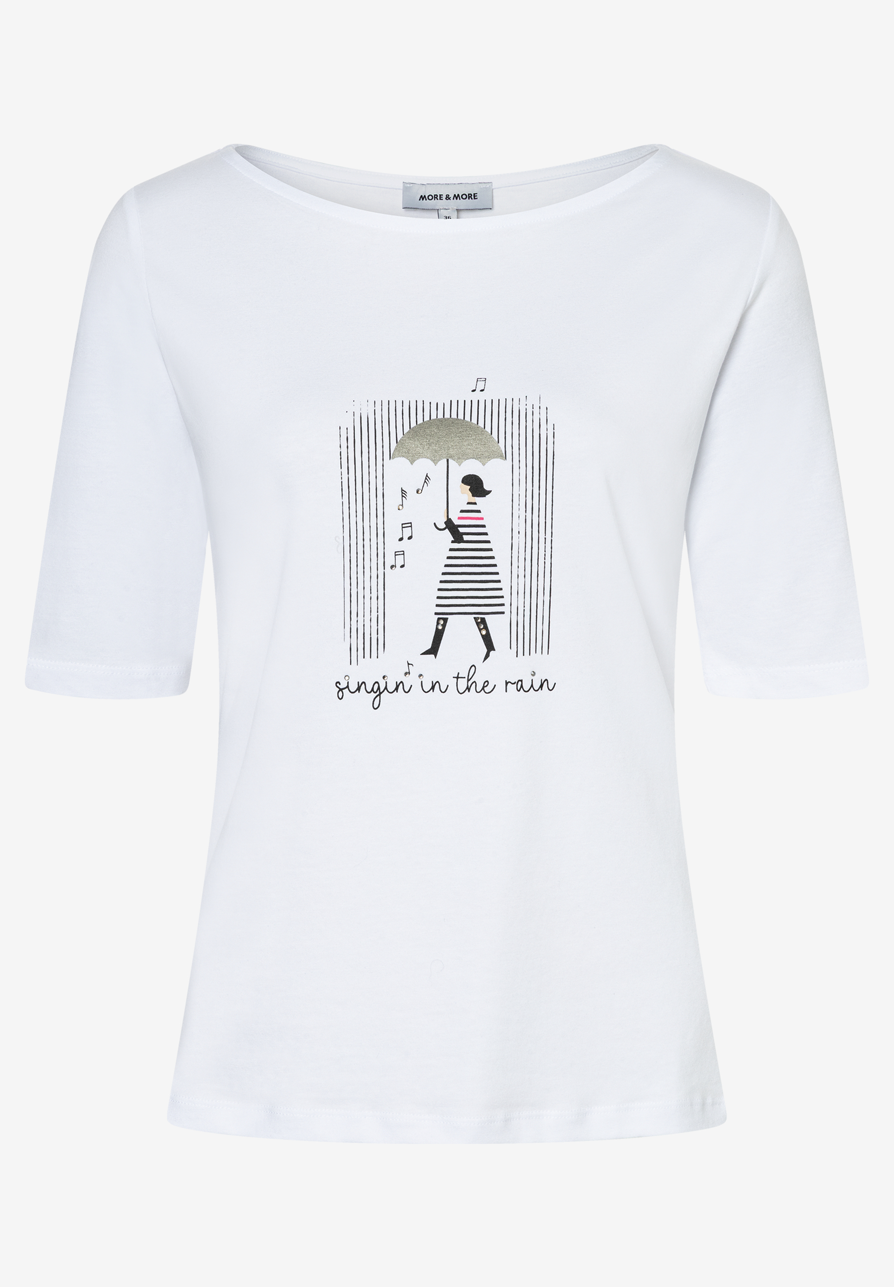 Ein weißes T-Shirt von MORE & MORE mit einem Aufdruck, der eine Figur mit Regenschirm und Noten zeigt.