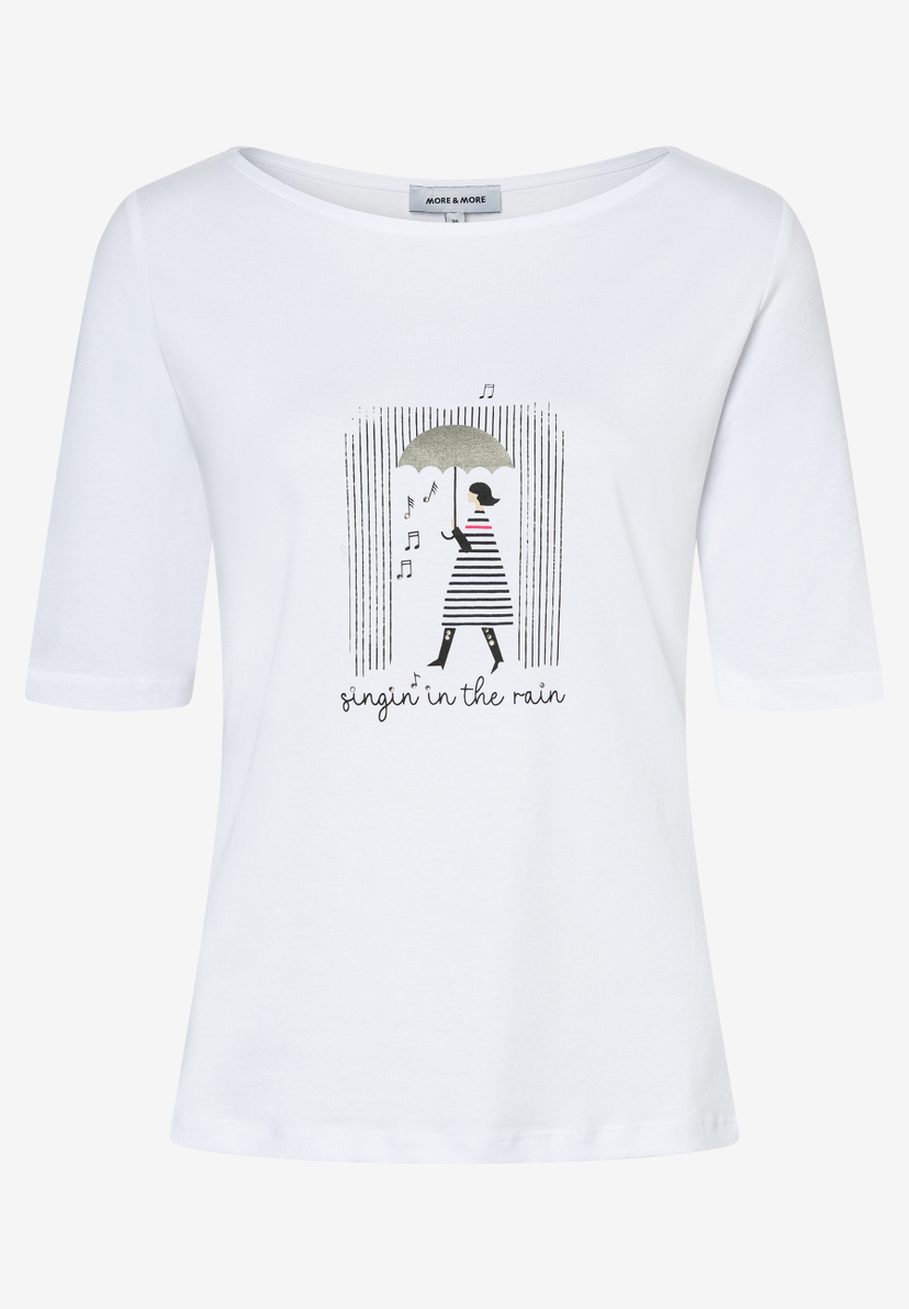 Ein weißes T-Shirt von MORE & MORE mit einem Aufdruck, der eine Figur mit Regenschirm und Noten zeigt. Ein weißes T-Shirt von MORE & MORE mit einem Aufdruck, der eine Figur mit Regenschirm und Noten zeigt.