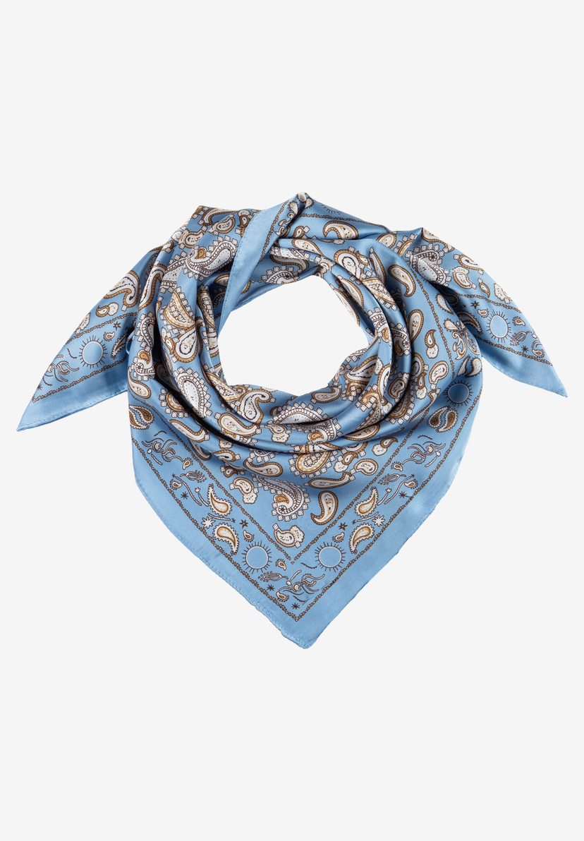 MORE & MORE Accessoire: Ein blaues Bandana mit Paisleymuster in Braun und Weiß, eingerahmt von einem weißen Hintergrund. MORE & MORE Accessoire: Ein blaues Bandana mit Paisleymuster in Braun und Weiß, eingerahmt von einem weißen Hintergrund.