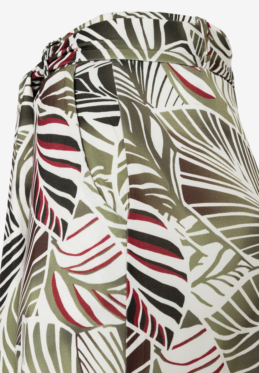 MORE & MORE Jersey-Hose mit abstraktem Blattmuster in Olivgrün, Rot und Schwarz auf Weiß, seitlichen Eingrifftaschen und Bindeband. MORE & MORE Jersey-Hose mit abstraktem Blattmuster in Olivgrün, Rot und Schwarz auf Weiß, seitlichen Eingrifftaschen und Bindeband.