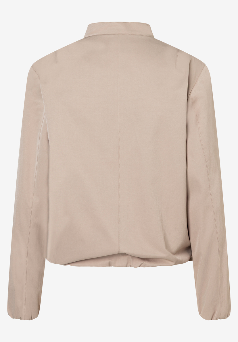 Rückenansicht einer MORE & MORE Webware-Jacke in hellem Beige. Schlichter Kragen, lange Ärmel. Oberteil. Rückenansicht einer MORE & MORE Webware-Jacke in hellem Beige. Schlichter Kragen, lange Ärmel. Oberteil.