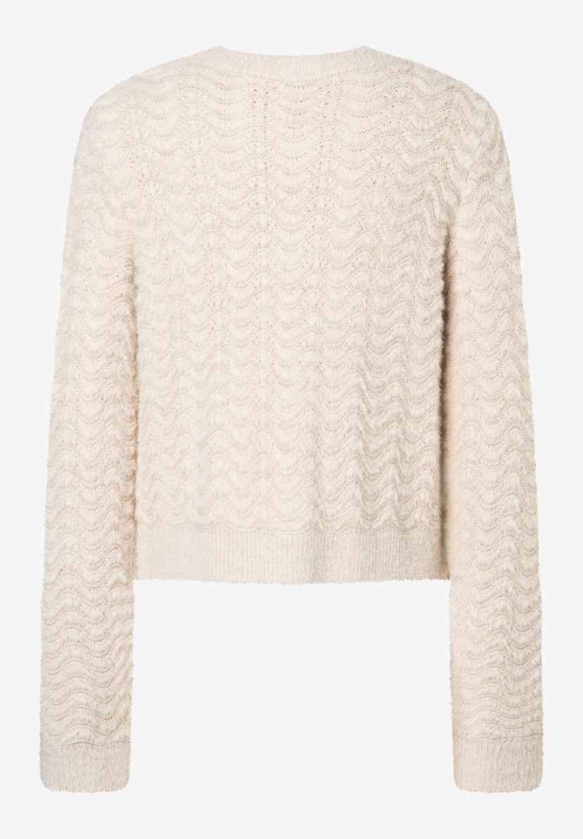 Ein hellbeige MORE & MORE Strukturstrick-Pullover mit langen Ärmeln vor weißem Hintergrund. Ein hellbeige MORE & MORE Strukturstrick-Pullover mit langen Ärmeln vor weißem Hintergrund.