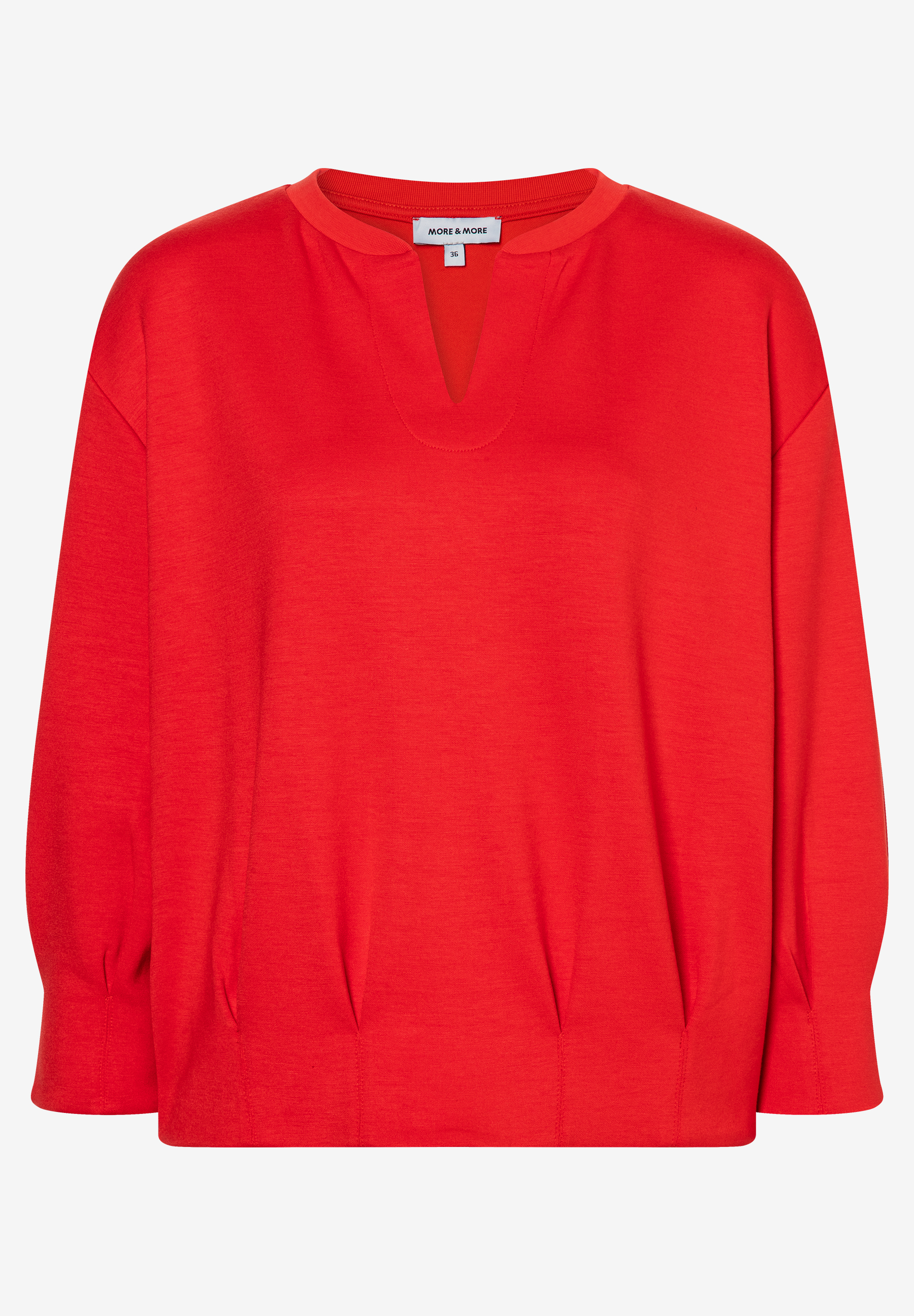Ein rotes MORE & MORE Sweatshirt mit V-Ausschnitt und langen Ärmeln. Ein rotes MORE & MORE Sweatshirt mit V-Ausschnitt und langen Ärmeln.