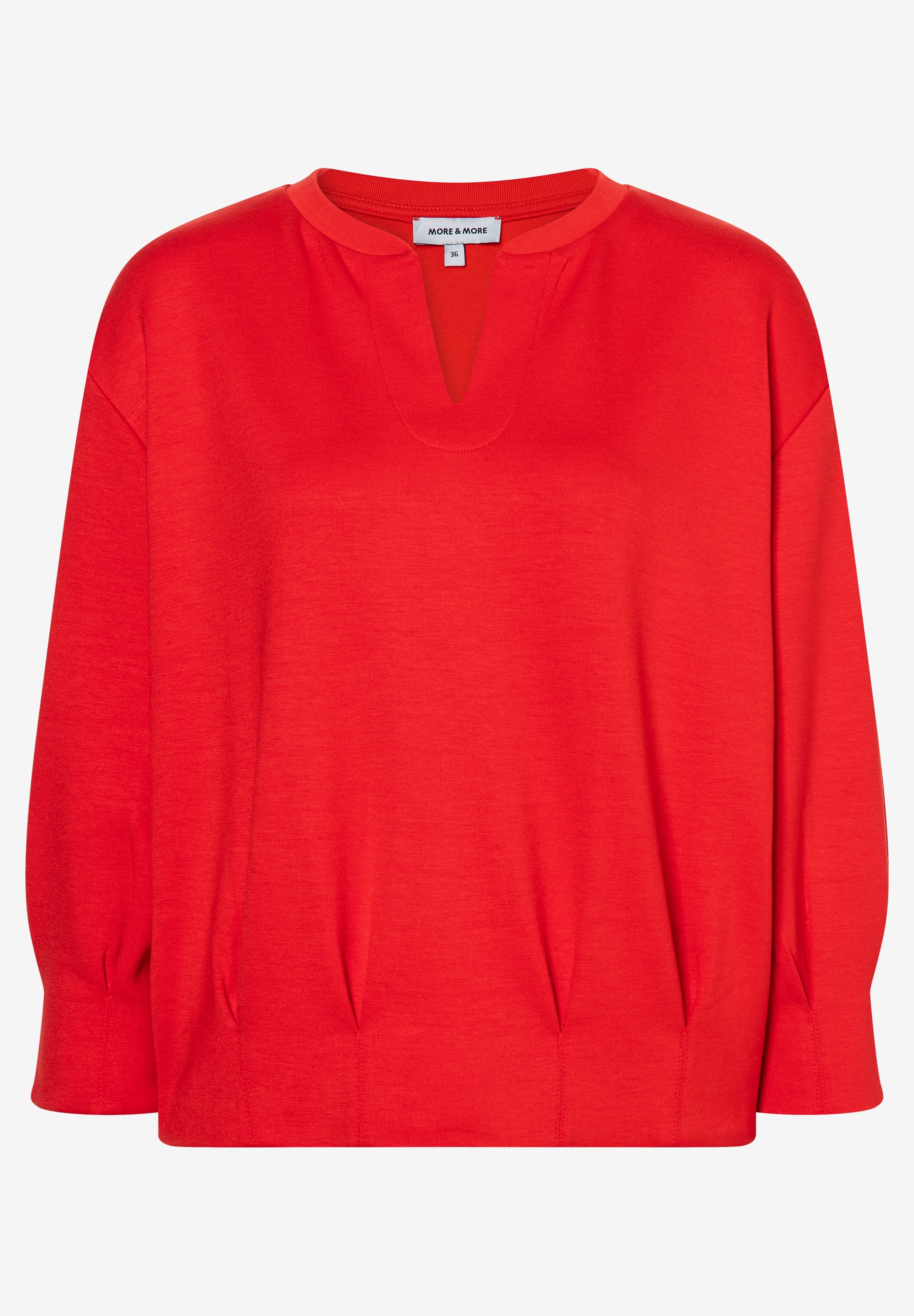 Ein rotes MORE & MORE Sweatshirt mit V-Ausschnitt und langen Ärmeln. Ein rotes MORE & MORE Sweatshirt mit V-Ausschnitt und langen Ärmeln.