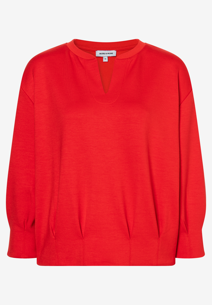 Ein rotes MORE & MORE Sweatshirt mit V-Ausschnitt und langen Ärmeln. Ein rotes MORE & MORE Sweatshirt mit V-Ausschnitt und langen Ärmeln.