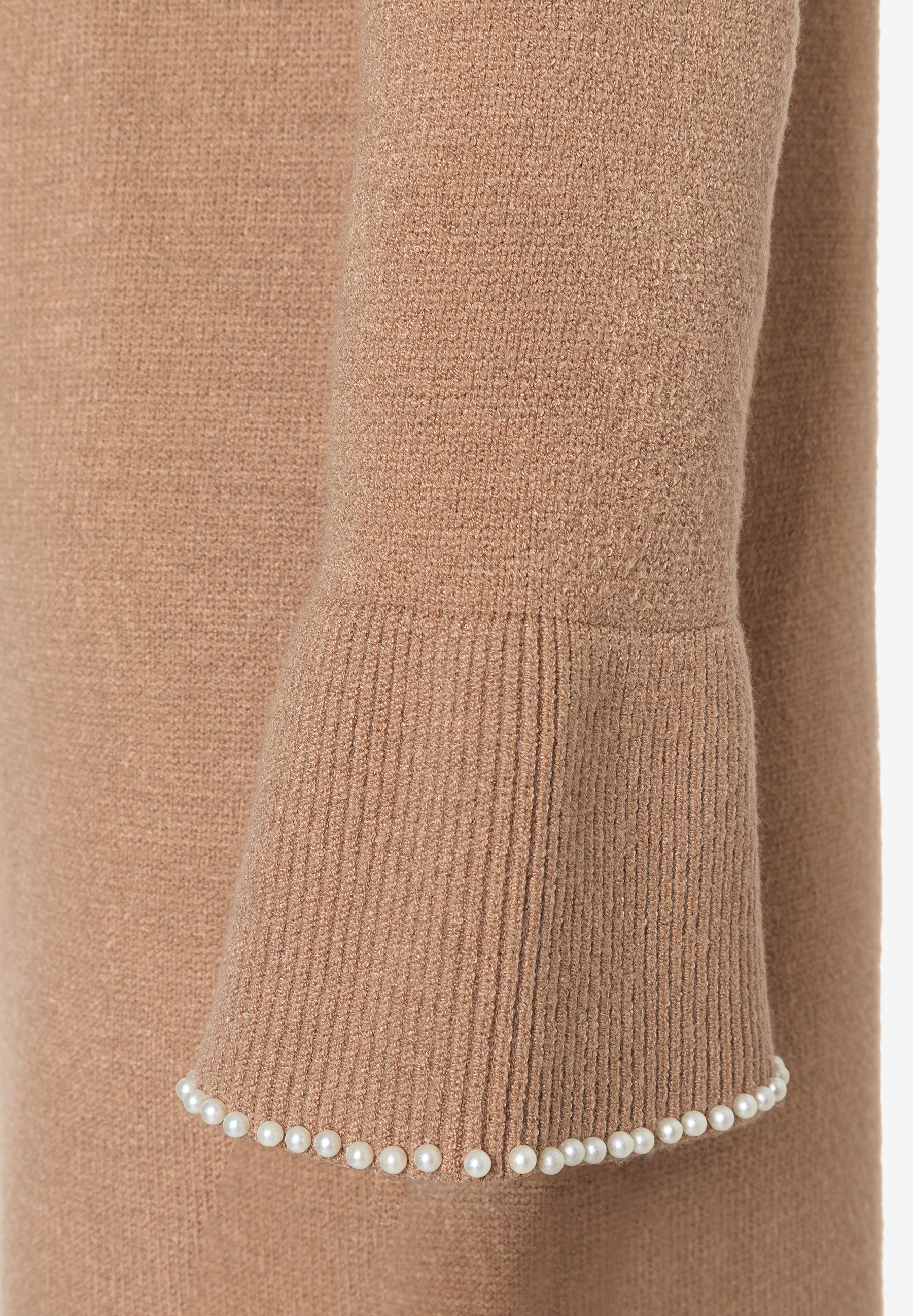 Detailaufnahme von MORE & MORE Oberteil mit geripptem Ärmelsaum, der mit Perlen verziert ist. Detailaufnahme von MORE & MORE Oberteil mit geripptem Ärmelsaum, der mit Perlen verziert ist.