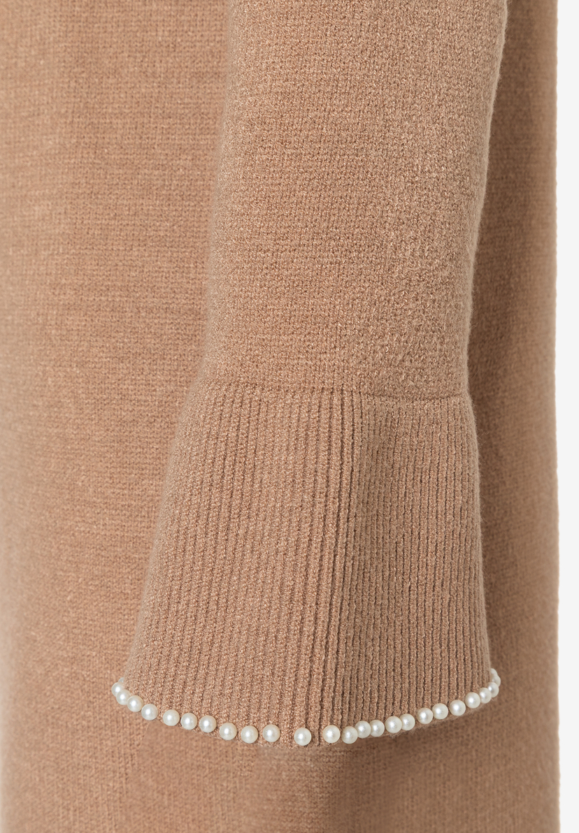 Detailaufnahme von MORE & MORE Oberteil mit geripptem Ärmelsaum, der mit Perlen verziert ist. Detailaufnahme von MORE & MORE Oberteil mit geripptem Ärmelsaum, der mit Perlen verziert ist.