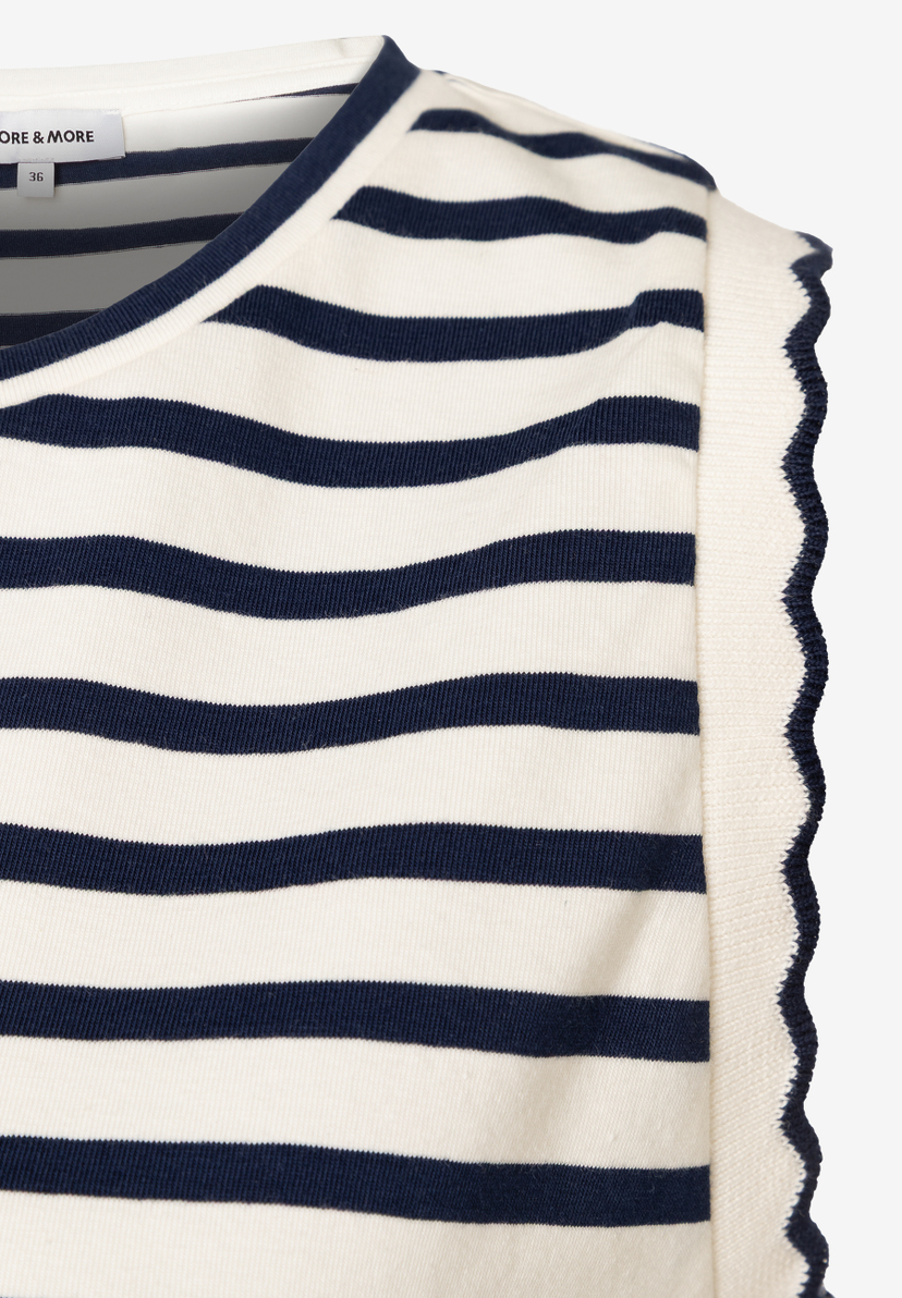 Detailansicht eines gestreiften MORE & MORE Tops. Jersey mit blau-weißen Streifen und gewelltem Ärmelrand. Detailansicht eines gestreiften MORE & MORE Tops. Jersey mit blau-weißen Streifen und gewelltem Ärmelrand.