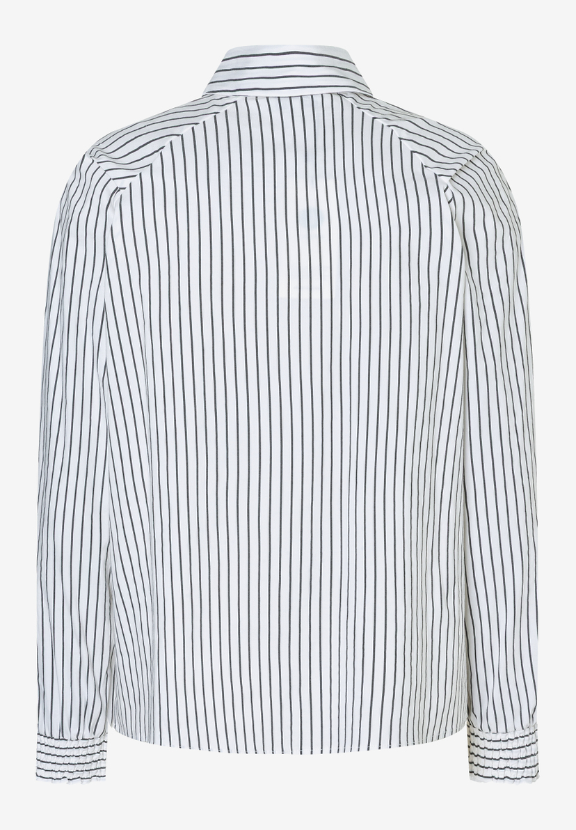 Die MORE & MORE Bluse ist weiß mit feinen, schwarzen Streifen und langärmlig. Zu sehen ist die Rückansicht. Die MORE & MORE Bluse ist weiß mit feinen, schwarzen Streifen und langärmlig. Zu sehen ist die Rückansicht.