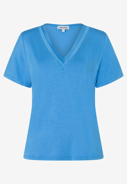Ein hellblaues MORE & MORE T-Shirt mit V-Ausschnitt und kurzen Ärmeln.