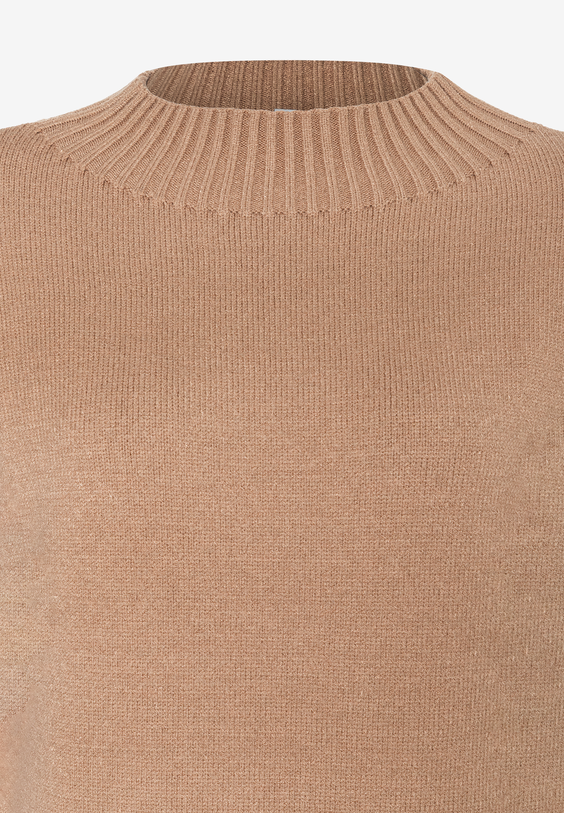 Nahaufnahme eines beigen MORE & MORE Oberteils mit geripptem Stehkragen. Nahaufnahme eines beigen MORE & MORE Oberteils mit geripptem Stehkragen.