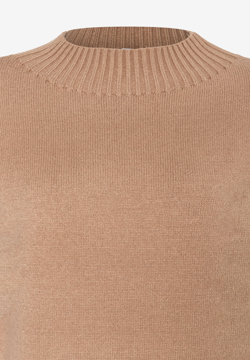 Nahaufnahme eines beigen MORE & MORE Oberteils mit geripptem Stehkragen. Nahaufnahme eines beigen MORE & MORE Oberteils mit geripptem Stehkragen.
