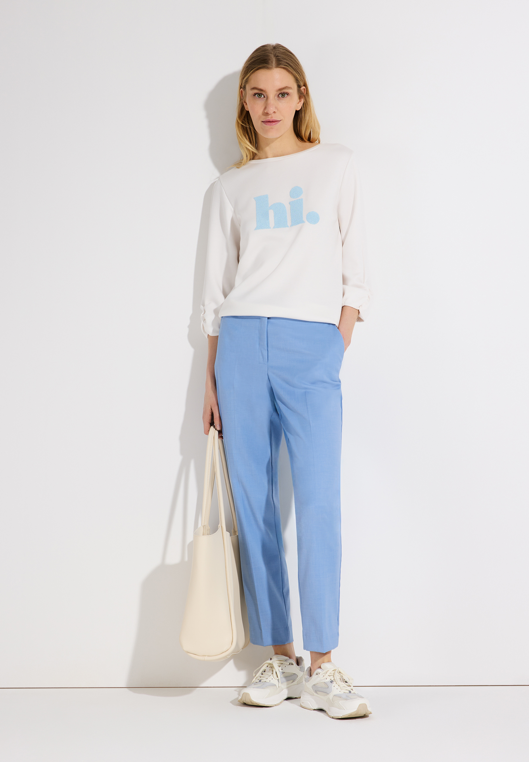 Eine Frau in MORE & MORE Hose mit Stretch und einem rosa Hemd vor weißem Hintergrund. Eine Frau in MORE & MORE Hose mit Stretch und einem rosa Hemd vor weißem Hintergrund.