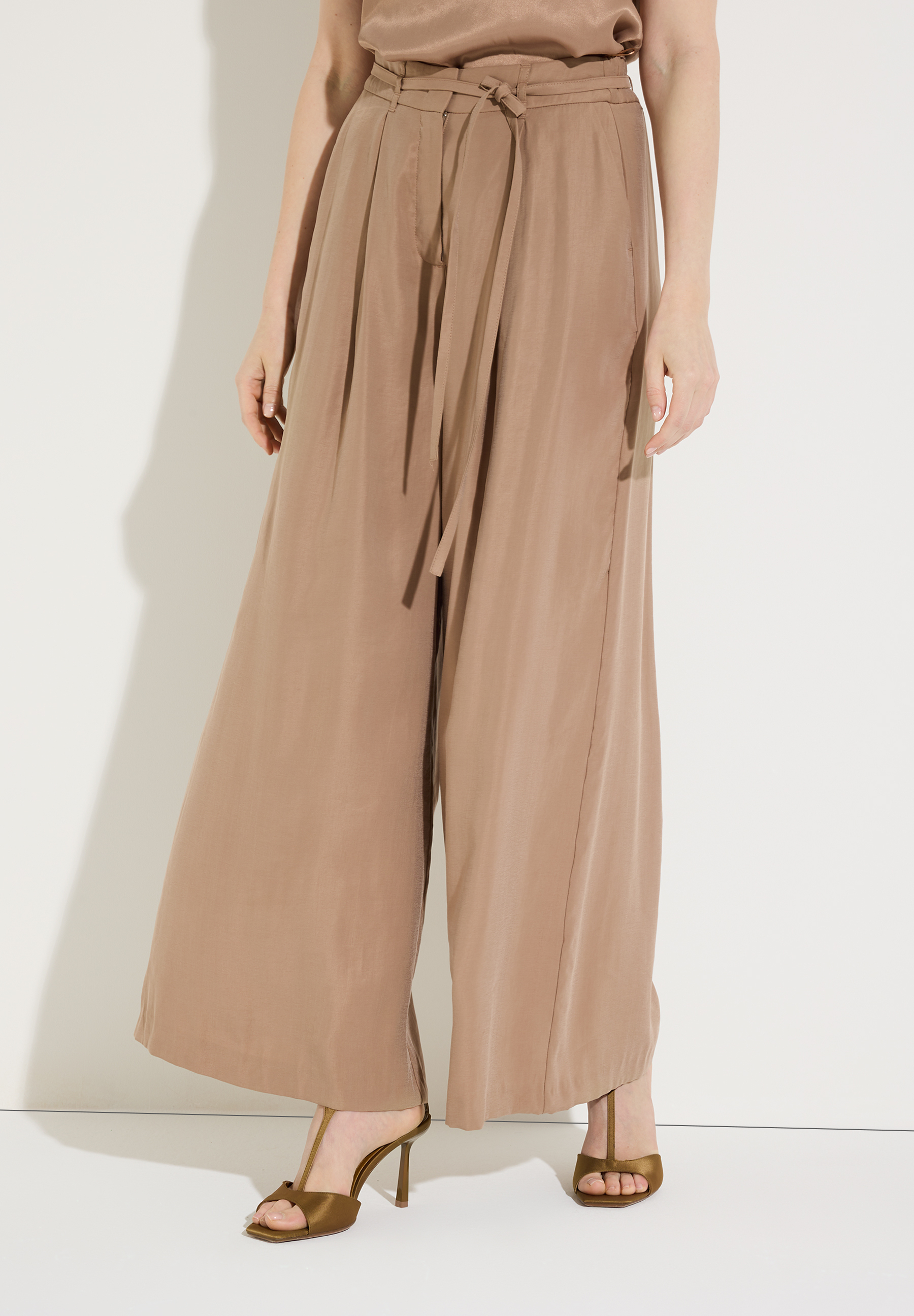 MORE & MORE Hose in weiter Passform und beiger Farbe mit Bindegürtel.