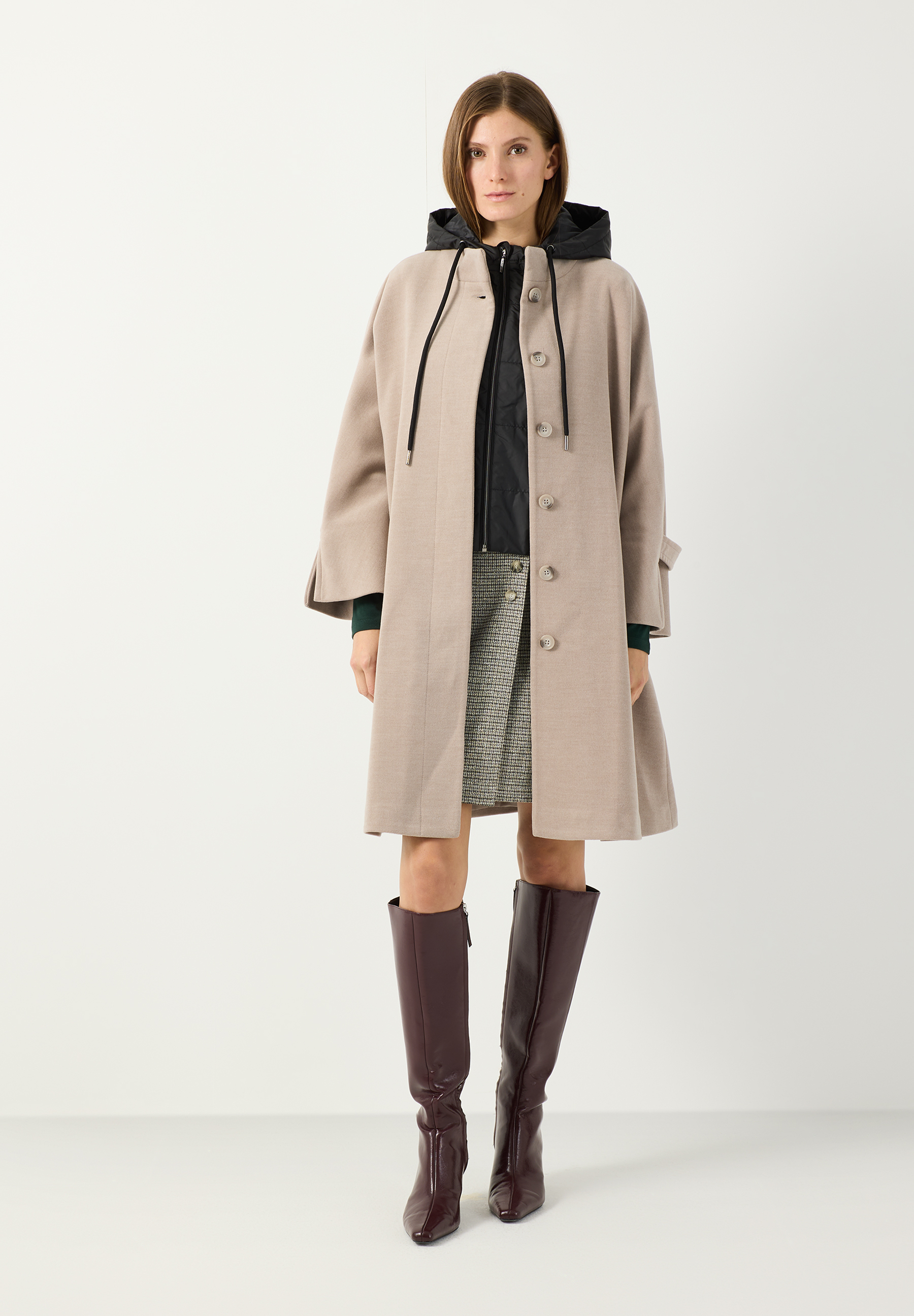 MORE & MORE beiger Velours-Mantel mit Kapuze und weitem Schnitt, dazu Jeans und schwarze Stiefeletten.
