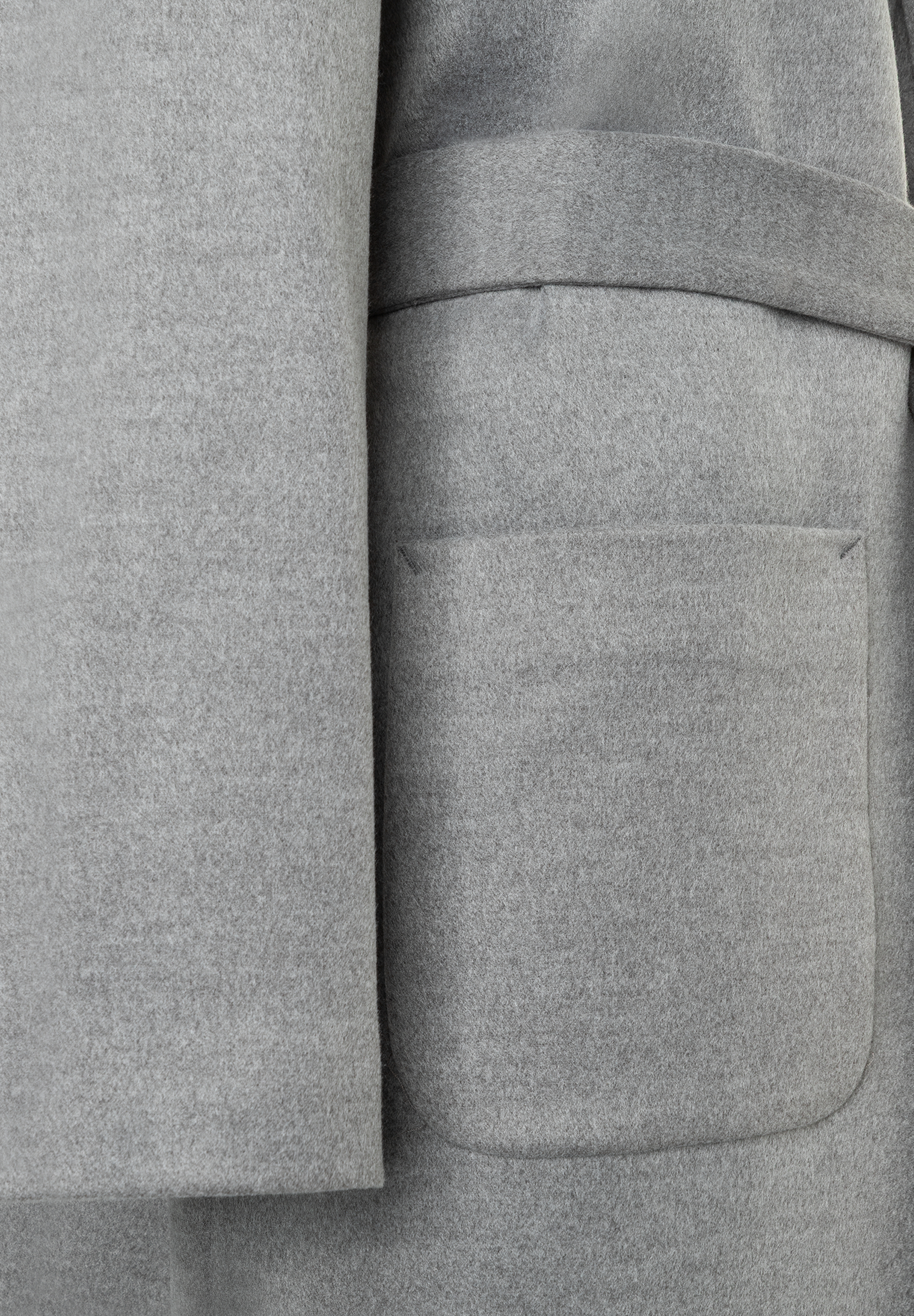 Detailaufnahme eines grauen MORE & MORE Oberteils mit aufgesetzter Tasche und angenehmem Tragekomfort. Detailaufnahme eines grauen MORE & MORE Oberteils mit aufgesetzter Tasche und angenehmem Tragekomfort.